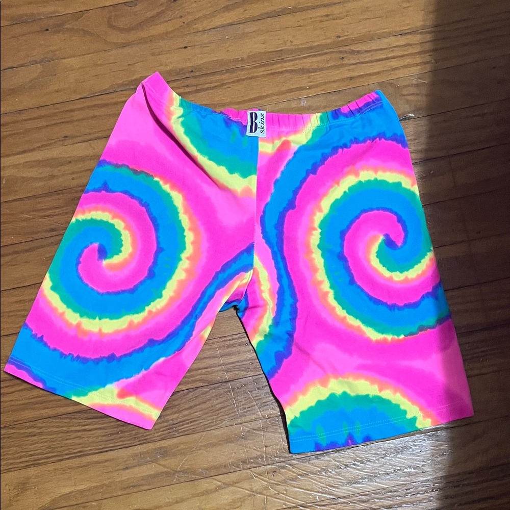 Colorful Patterned spandex Shorts Set - Picture 4 of 5